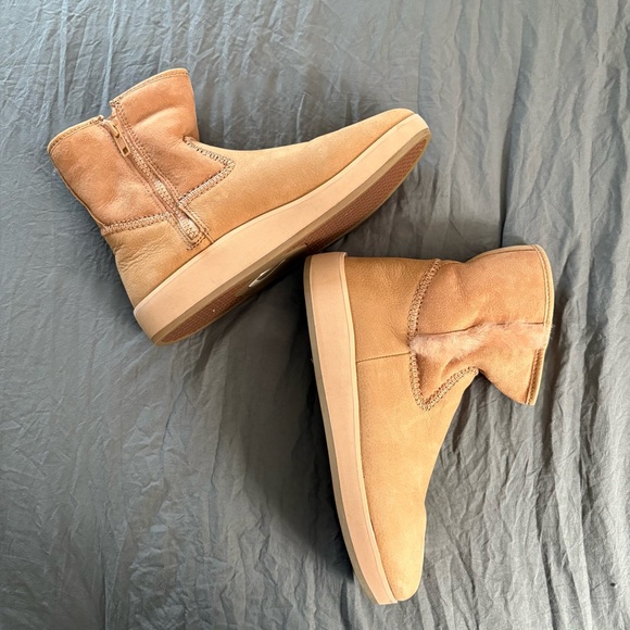 Olukai Pa'ina Hulu Shearling Lined Waterproof Tan Leather Booties. Size 7. - Picture 3 of 16